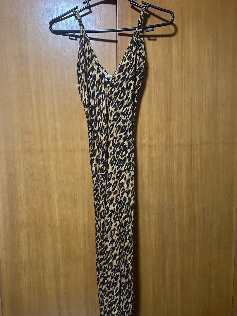 Superette Leopard Print Slip Dress Size 8 (Category: Dresses) located in Pasig City. Submitted by zebteashoppe01 (Listing ID 1462397345, Image 2). Description: - Leopard print slip dress from Superette - Features spaghetti straps and a flattering cowl neckline - Midi length for a chic silhouette - Perfect for dressing up with heels or down with sneakers Fits xs to small sexy fits 09096535540 Gcash mop Jnt .