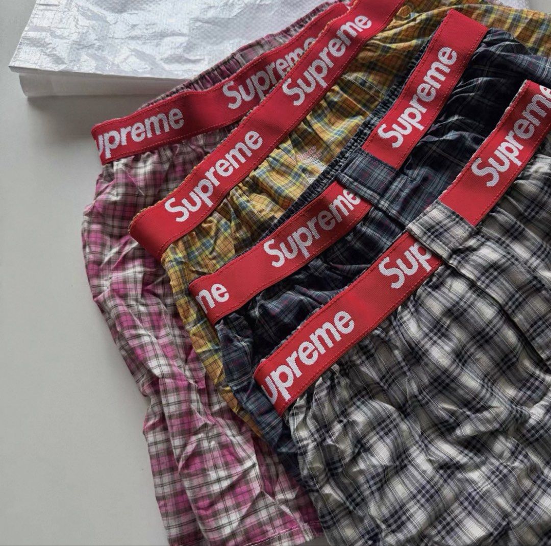 Supreme Hanes Plaid Boxers 格仔四角褲 孖煙通 內褲 底褲M/M （分類：內褲 boxer）位於 Hong Kong。 由 chanhoho_0 提交（商品編號 1462439471，圖片 2）。簡介： 朋友生日送唔啱size 全新 M 一條200 黑色black✅ 藍色blue✅ 黃色yellow✅ 紅色red❌ Supreme 牌子嘅四角底褲。