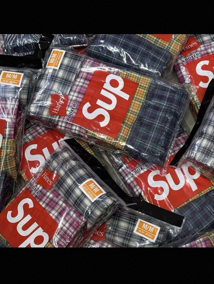 Supreme Hanes Plaid Boxers 格仔四角褲 孖煙通 內褲 底褲M/M （分類：內褲 boxer）位於 Hong Kong。 由 chanhoho_0 提交（商品編號 1462439471，圖片 1）。簡介： 朋友生日送唔啱size 全新 M 一條200 黑色black✅ 藍色blue✅ 黃色yellow✅ 紅色red❌ Supreme 牌子嘅四角底褲。