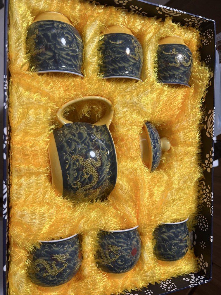 Tea set (Category: Coffee & Tea Tableware) located in Singapore. Submitted by fayth_tan (Listing ID 1462359613, Image 1). Description: Brand new tea set with dragon print.