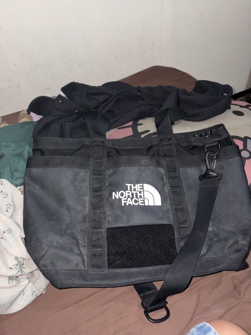 The North Face Explore Utility Tote Bag (Category: Tote Bags) located in Manila. Submitted by wiseearth.075b2f (Listing ID 1462294456, Image 3). Description: - The North Face utility tote bag -₱2995 -excellent condition madumi lang nasa loob - Color: Black - Type: Tote Bag - Features: Main compartment, side pockets, adjustable shoulder strap - Material: Durable - Condition: Minor scuffs from use - Ideal for: Everyday use, travel.