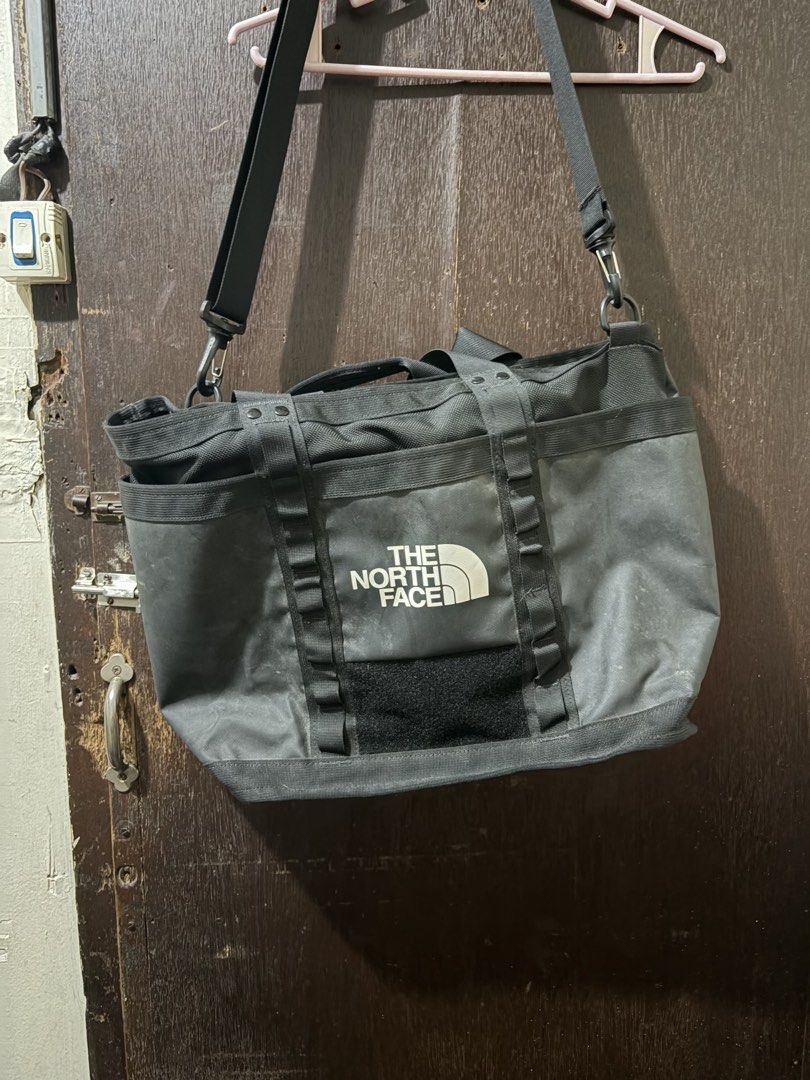 The North Face Explore Utility Tote Bag (Category: Tote Bags) located in Manila. Submitted by wiseearth.075b2f (Listing ID 1462294456, Image 2). Description: - The North Face utility tote bag -₱2995 -excellent condition madumi lang nasa loob - Color: Black - Type: Tote Bag - Features: Main compartment, side pockets, adjustable shoulder strap - Material: Durable - Condition: Minor scuffs from use - Ideal for: Everyday use, travel.
