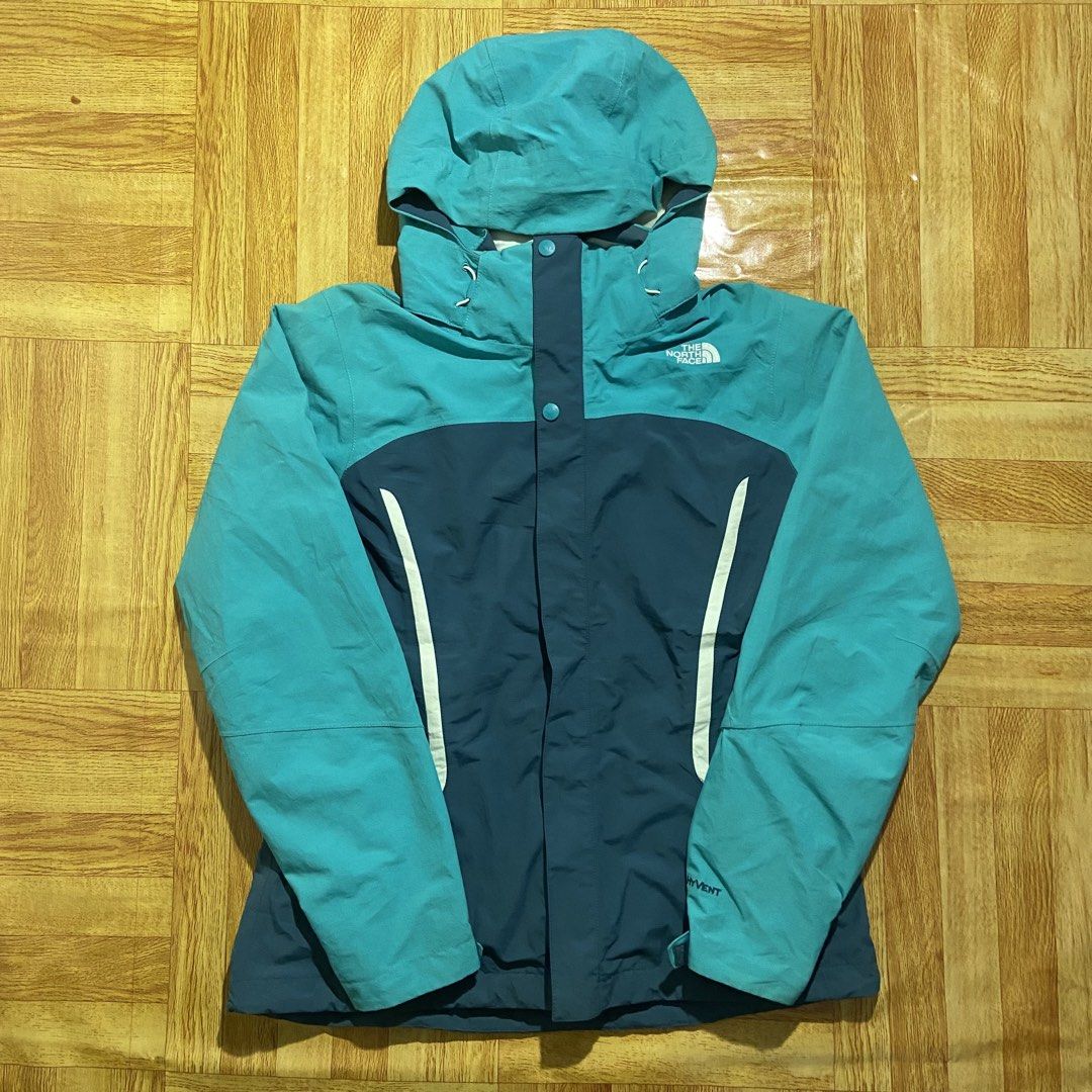 The North Face Hyvent Windbreaker Jacket (Category: Activewear) located in Dasmarinas. Submitted by thrift2gems (Listing ID 1462282955, Image 1). Description: The North Face Hyvent Windbreaker Jacket✨ -WIDTH: 21.5 -LENGTH: 26.5 -COLOR RATE: 9.5/10 -CONDITION: 9.5/10 -ISSUE: MISSING PULLER BUT WORKING ZIPPER.