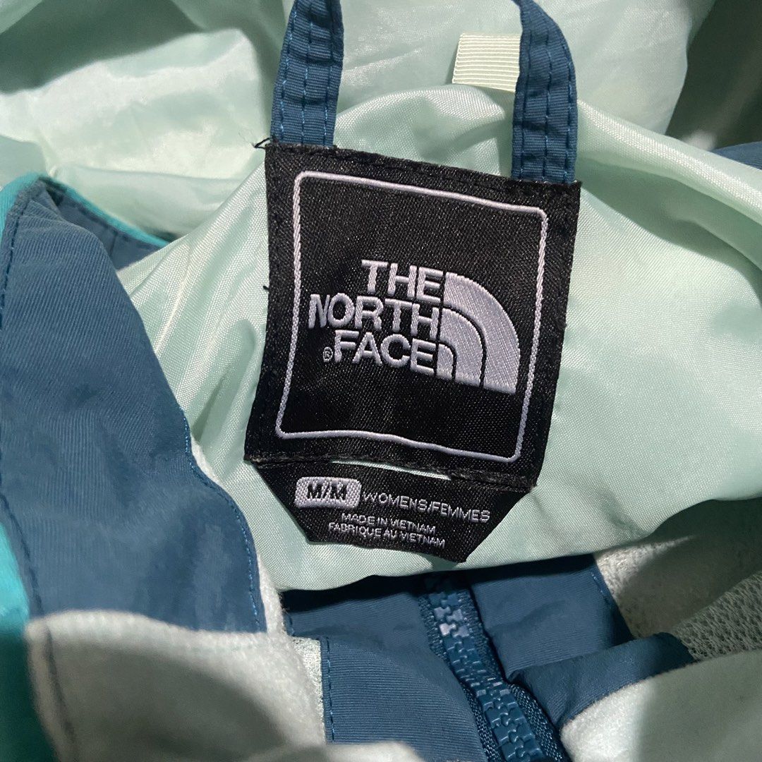 The North Face Hyvent Windbreaker Jacket (Category: Activewear) located in Dasmarinas. Submitted by thrift2gems (Listing ID 1462282955, Image 3). Description: The North Face Hyvent Windbreaker Jacket✨ -WIDTH: 21.5 -LENGTH: 26.5 -COLOR RATE: 9.5/10 -CONDITION: 9.5/10 -ISSUE: MISSING PULLER BUT WORKING ZIPPER.