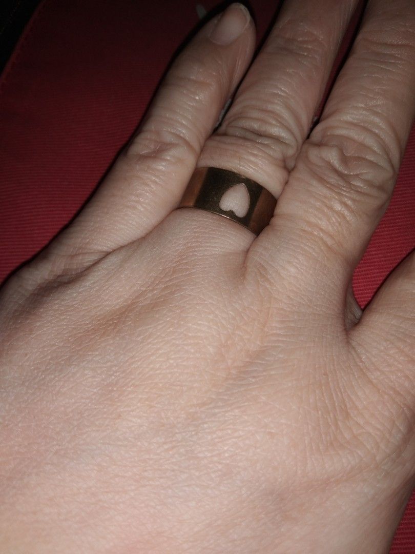 Thick bronze ring wd heart size 8 (Category: Rings) located in Quezon City. Submitted by eidorableshop (Listing ID 1462266963, Image 1). Description: .