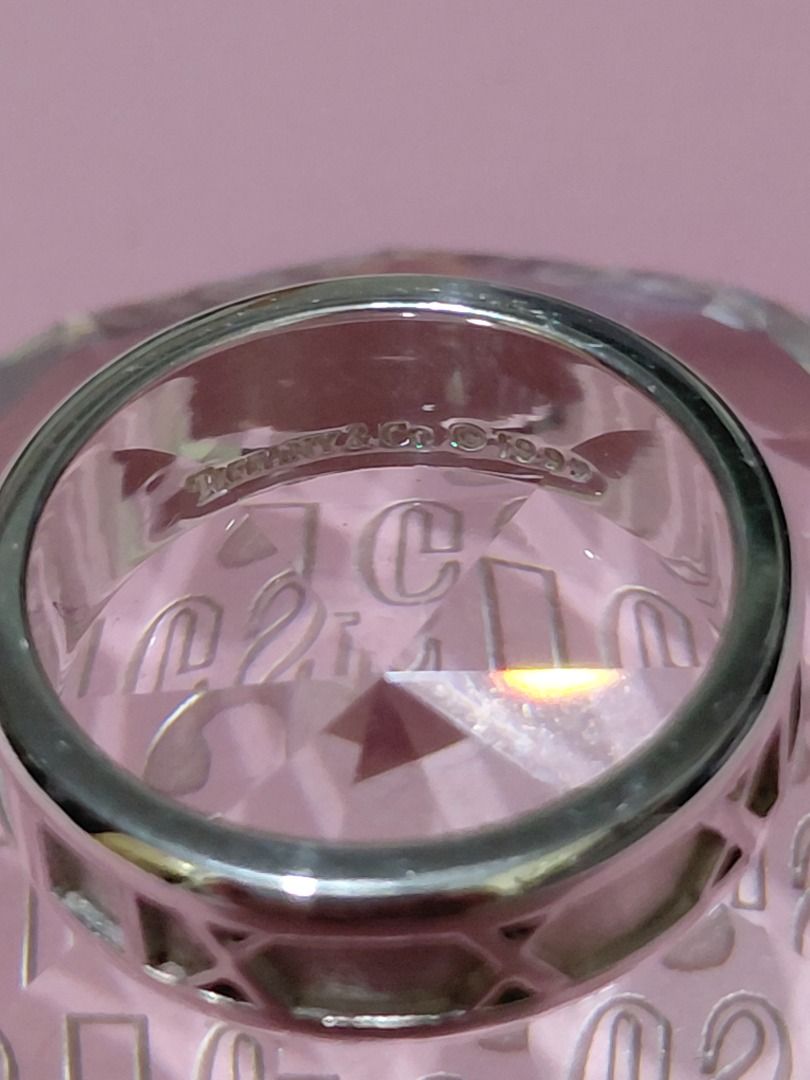 正板 Tiffany&Co. 蒂芙尼 Atlas系列 羅馬數字925純銀戒指 （分類：戒指）位於 Hong Kong。 由 newwater_29c098 提交（商品編號 1462356842，圖片 3）。簡介： 戒指內圈直徑17.3mm (香港15號圈 / 美國7號圈)，闊 6.5mm，厚2mm。。