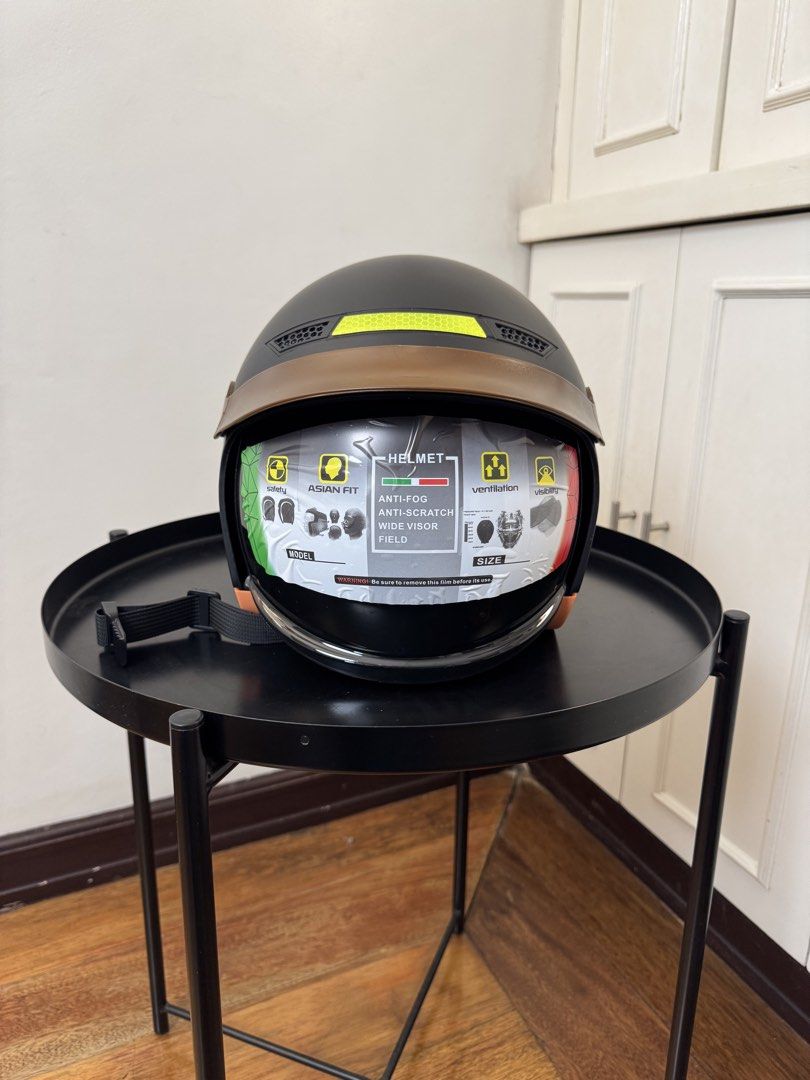 Titan 852 Classic Helmet (Category: Helmets and other Riding Gears) located in Manila. Submitted by supremeloved (Listing ID 1460882075, Image 2). Description: Brand new, binuksan lang from the box Original price: 819 Selling price: 600 Location: Cittadella Executive Village, Las Piñas City .