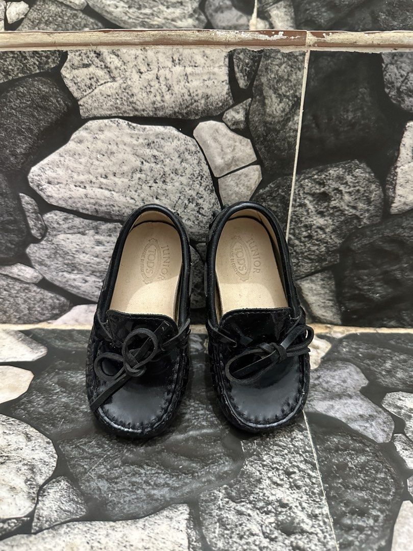 TOD’S JUNIOR Loafers with bow tie accent (Category: Babies & Kids Fashion) located in Baguio. Submitted by azbentabols (Listing ID 1462278208, Image 2). Description: TOD’S JUNIOR Loafers with bow tie accent Not slippery kahit basa, soafer maporma Excellent condition 11-12 cms ₱650.