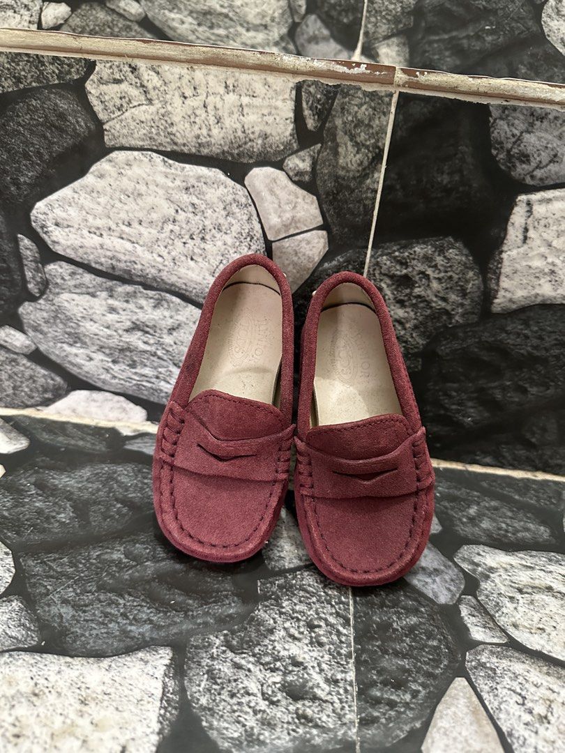 TOD’S VINTAGE JUNIOR (Category: Babies & Kids Fashion) located in Baguio. Submitted by azbentabols (Listing ID 1462278379, Image 1). Description: TOD’S VINTAGE JUNIOR Nubuck Leather Loafers Not slippery kahit basa, soafer maporma Excellent condition 12-13cms ₱650 .