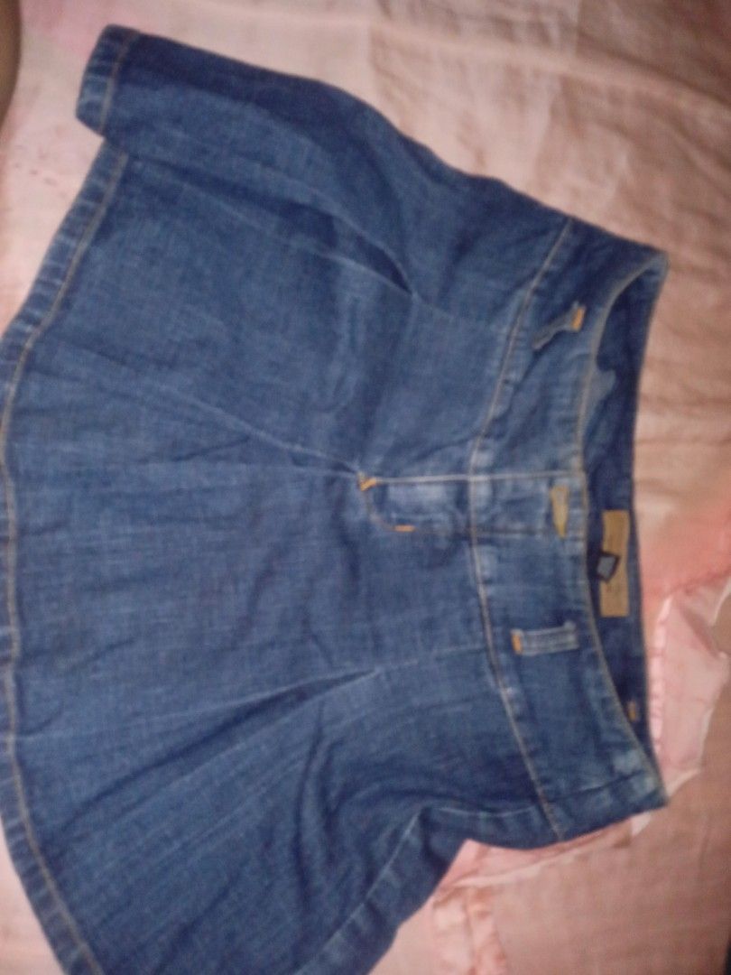TOMMY HILFIGER SKIRT (Category: Skirts) located in Manila. Submitted by xxx.jsb (Listing ID 1462365942, Image 2). Description: .