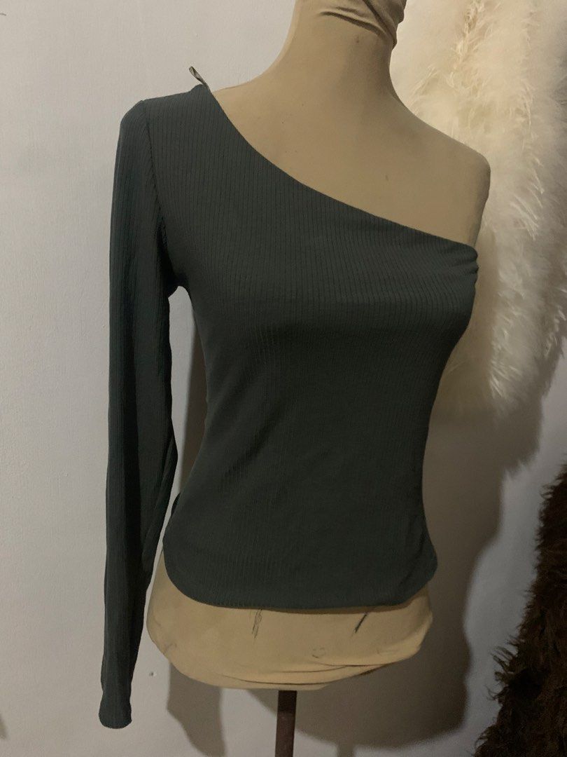 Top one shoulder (Category: Longsleeves) located in Manila. Submitted by spaceshop12345 (Listing ID 1462369527, Image 1). Description: .