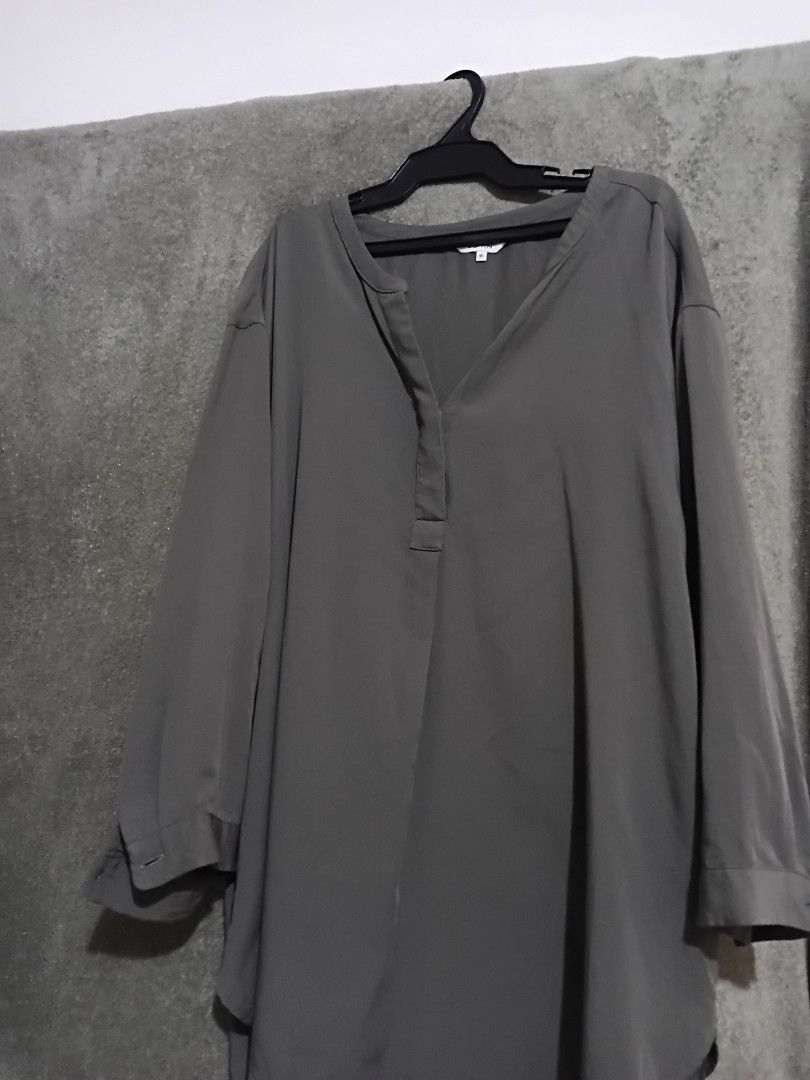 TOP TEN Grey Long Sleeve Top Size 95 (Category: Blouses) located in Las Pinas. Submitted by brighteagle_f7df30 (Listing ID 1462387583, Image 1). Description: - Brand: TOP TEN - Color: Grey - Style: Long sleeve top - Size: 95 - Features: V-neck with button detail at collar, button cuffs - Occasion: Casual wear, layering.
