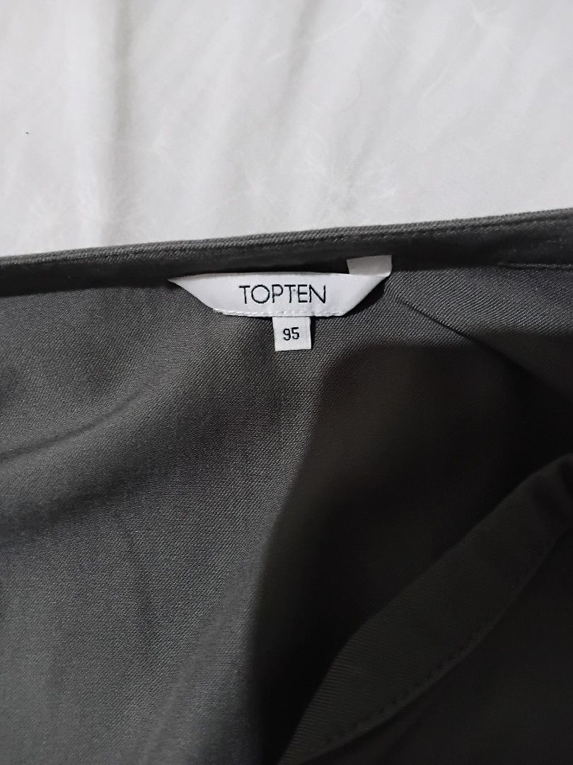 TOP TEN Grey Long Sleeve Top Size 95 (Category: Blouses) located in Las Pinas. Submitted by brighteagle_f7df30 (Listing ID 1462387583, Image 2). Description: - Brand: TOP TEN - Color: Grey - Style: Long sleeve top - Size: 95 - Features: V-neck with button detail at collar, button cuffs - Occasion: Casual wear, layering.