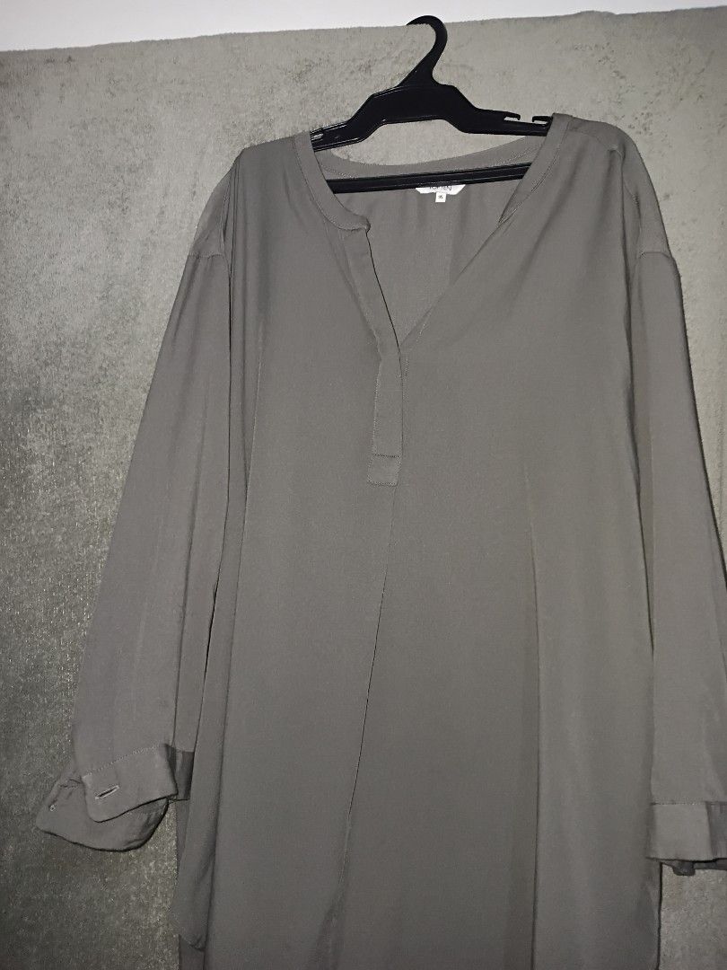 TOP TEN Grey Long Sleeve Top Size 95 (Category: Blouses) located in Las Pinas. Submitted by brighteagle_f7df30 (Listing ID 1462387583, Image 3). Description: - Brand: TOP TEN - Color: Grey - Style: Long sleeve top - Size: 95 - Features: V-neck with button detail at collar, button cuffs - Occasion: Casual wear, layering.