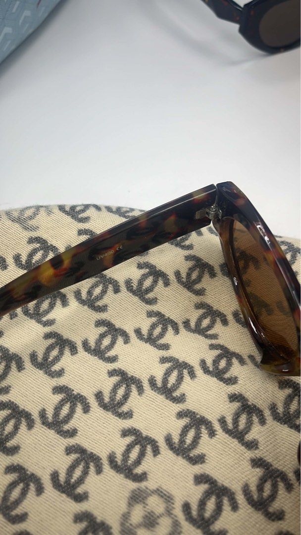 Tortoiseshell Cat-Eye Sunglasses UV400 CE (Category: Sunglasses & Eyewear) located in Pasay City. Submitted by nukachi (Listing ID 1462325476, Image 2). Description: - Stylish tortoiseshell cat-eye design - UV400 protection for your eyes - CE marked for quality assurance - Ideal for sunny weather - Adds a fashionable touch to any outfit - Please check photos for a detailed view.