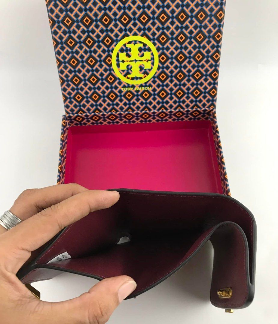 Tory Burch Eleanor Small Trifold Wallet (Category: Wallets & Card holders) located in Binan City. Submitted by pinkykeenshop (Listing ID 1462438518, Image 3). Description: .