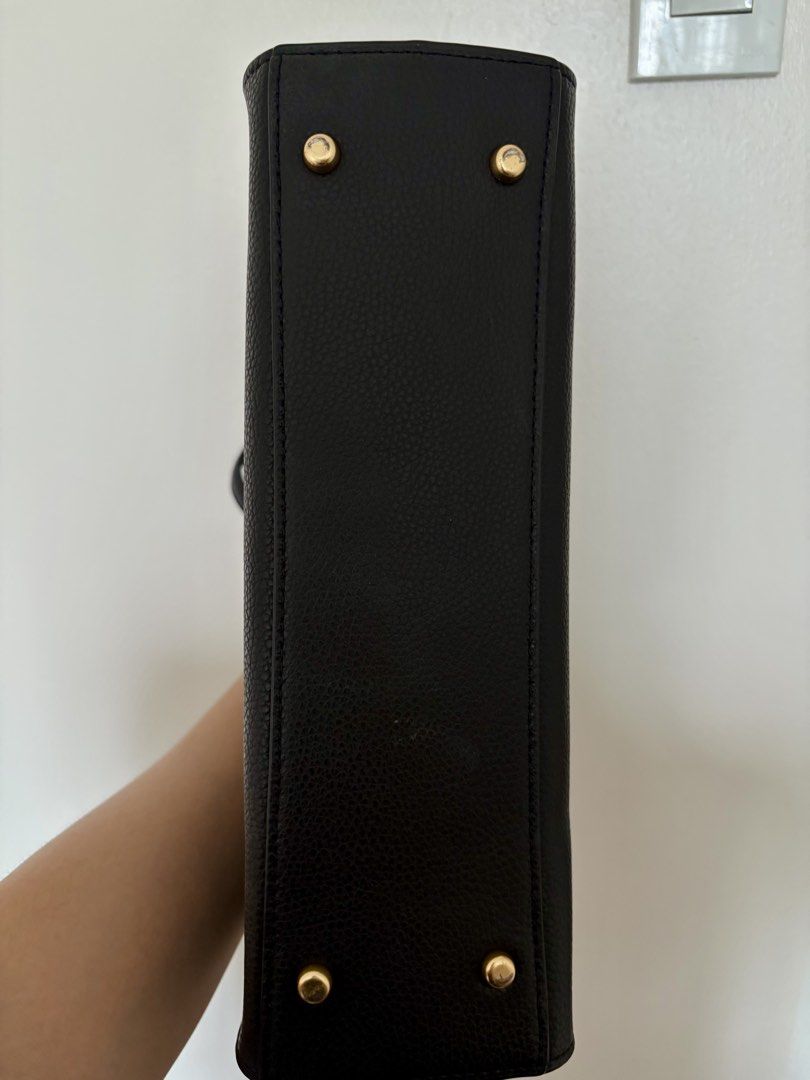 Tory Burch Handbag (Category: Luxury Bags & Wallets) located in Paranaque City. Submitted by kssndr.n (Listing ID 1462344045, Image 3). Description: Good as new. Used twice or thrice only. No evident scratches. .