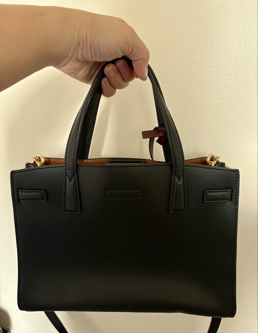 Tory Burch Handbag (Category: Luxury Bags & Wallets) located in Paranaque City. Submitted by kssndr.n (Listing ID 1462344045, Image 2). Description: Good as new. Used twice or thrice only. No evident scratches. .