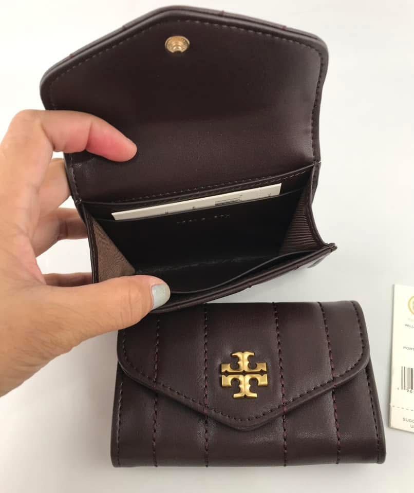 Tory Burch Medium Envelope Wallet (Category: Wallets & Card holders) located in Binan City. Submitted by pinkykeenshop (Listing ID 1462438805, Image 2). Description: .