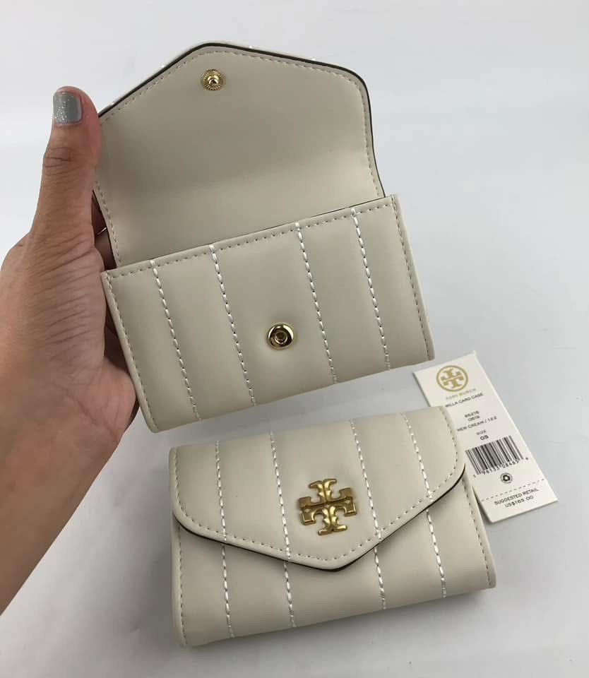 Tory Burch Medium Envelope Wallet (Category: Wallets & Card holders) located in Binan City. Submitted by pinkykeenshop (Listing ID 1462438838, Image 2). Description: .
