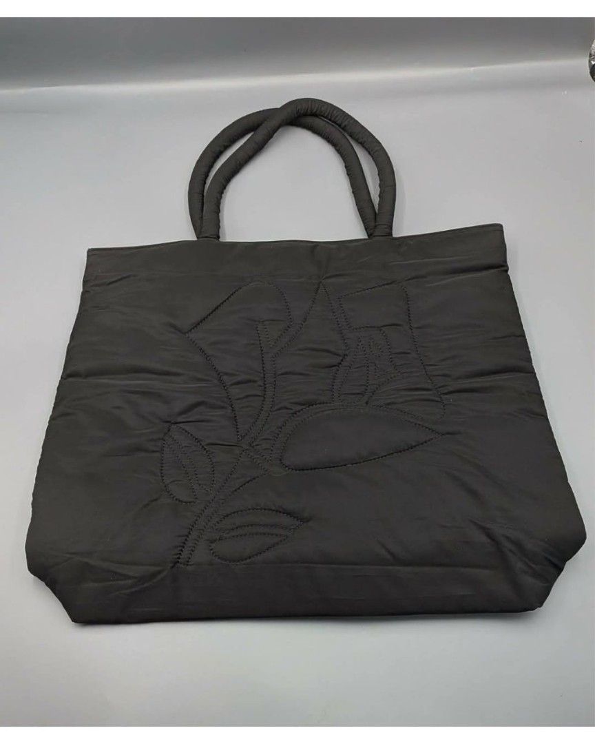 TOTE BAG (Category: Tote Bags) located in La Trinidad. Submitted by chicrafa (Listing ID 1462292858, Image 1). Description: TOTE BAG P280 Like new, big and nice ito, magnetic snap closure 15*16.5*3.75in.