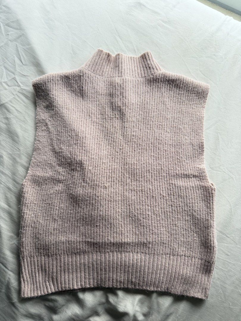 ‼️50% OFF‼️ Turtle Neck Knitted Top (Category: Sleeveless) located in Manila. Submitted by xmagic.shopx (Listing ID 1462330027, Image 3). Description: .