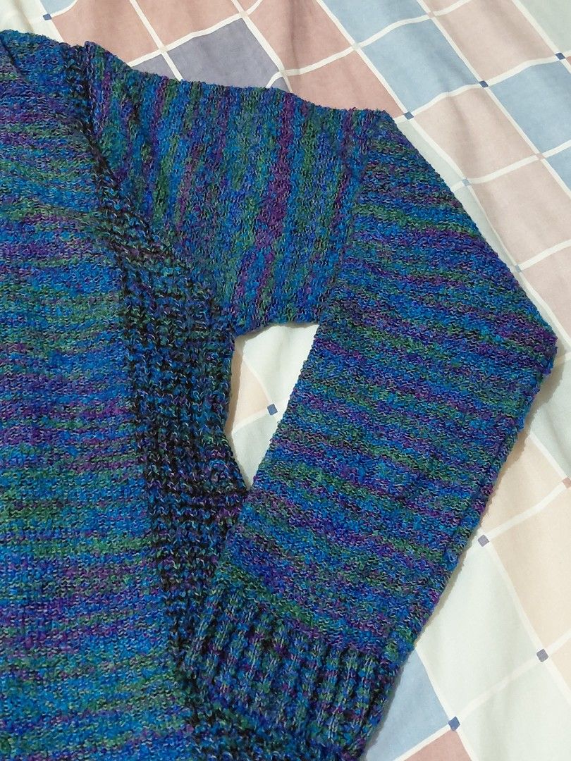 Turtleneck Sweater (Category: Longsleeves) located in Manila. Submitted by plath-itudes (Listing ID 1462333114, Image 3). Description: - knitted turtleneck sweater - unique multi-color yarn in blues, greens, and purples, sooo pretty 🫶 - ribbed cuffs and hem for a snug fit - two decorative buttons on the collar - no flaws.