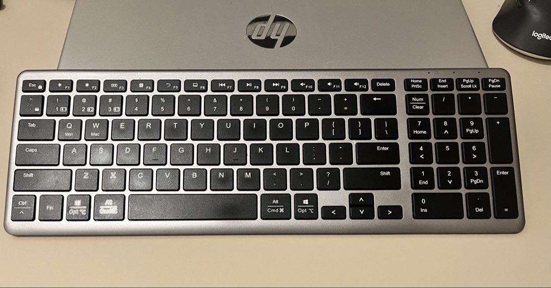UGREEN 绿联 2.4G+Bluetooth Wireless Rechargeable Keyboard （分類：電腦鍵盤及相關產品）位於 Hong Kong。 由 the_keen_eye 提交（商品編號 1462414089，圖片 3）。簡介： Selling a slim wireless keyboard. It's rechargeable via Type-C. Connects via 2.4G or Bluetooth, works with computers, tablets, and phones. Metal back panel for durability. 99 keys.。
