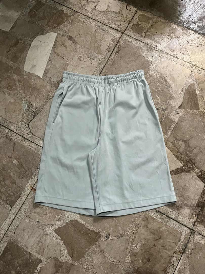 Uni qlo (Category: Shorts) located in Manila. Submitted by thriftnirogus (Listing ID 1462371476, Image 1). Description: Uniqlo U Stretch Dry EX Shorts waistline: 27-32 length: 21 leg opening: 12 as new condition.