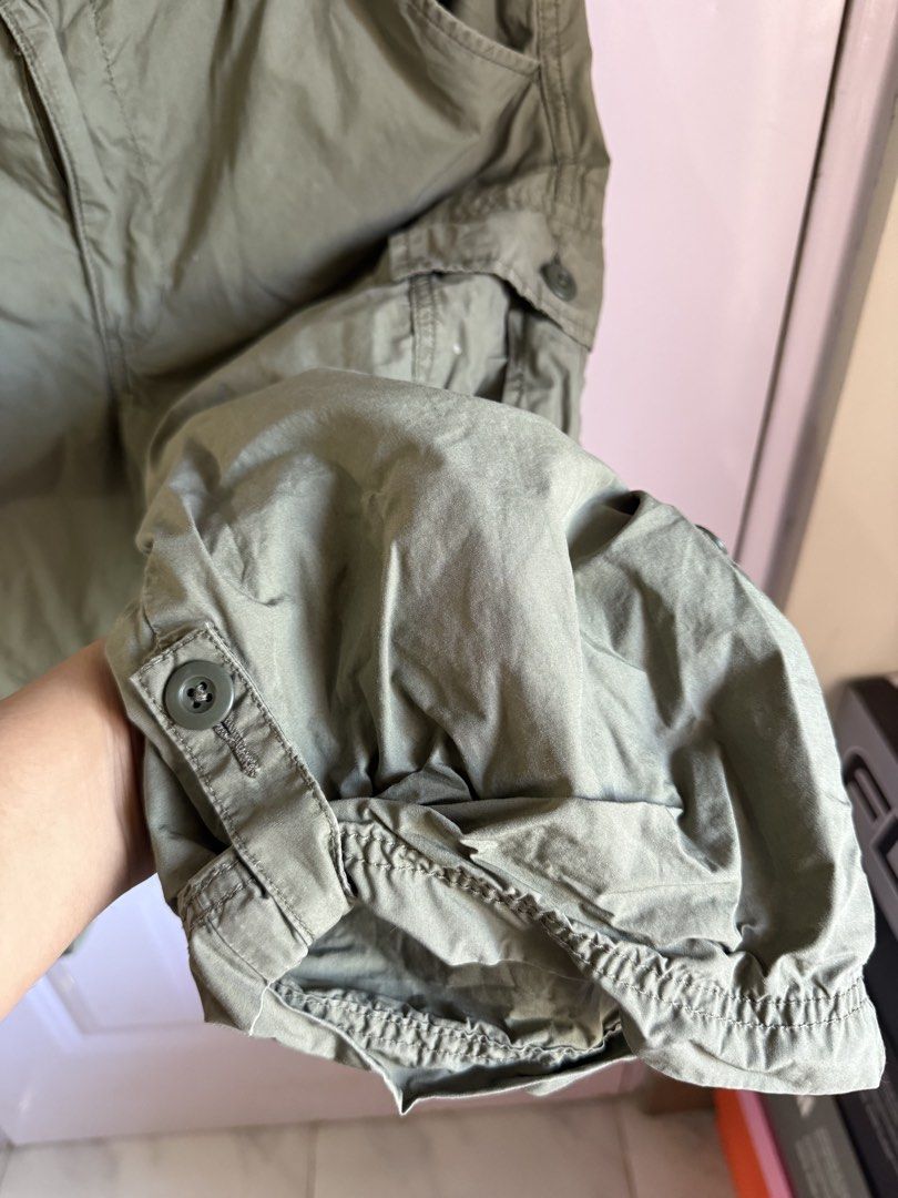 UNIQLO 3/4 Cargo (Category: Shorts) located in Las Pinas. Submitted by sellerkjb (Listing ID 1462437366, Image 3). Description: Thrifted Small.