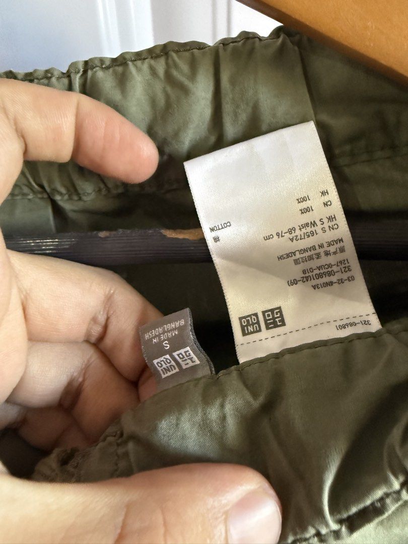 UNIQLO 3/4 Cargo (Category: Shorts) located in Las Pinas. Submitted by sellerkjb (Listing ID 1462437366, Image 2). Description: Thrifted Small.