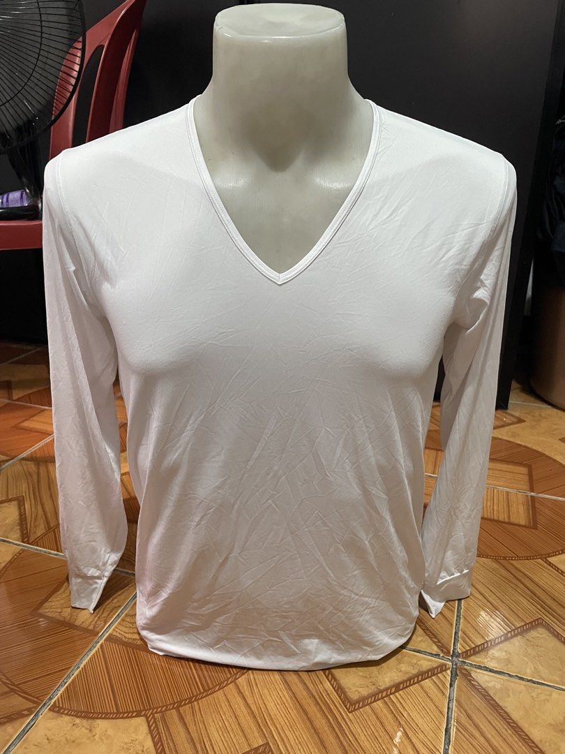 Uniqlo airism (Category: Tshirts & Polo Shirts ) located in Mexico. Submitted by trustkat (Listing ID 1462311677, Image 1). Description: - Brand: Uniqlo - Collection: Airism - Type: Long-sleeved V-neck shirt - Color: White - Size: Medium (fits chest 88-96 cm) - Material: 86% Polyester, 14% Polyurethane (Airism fabric) - Features: Breathable, comfortable, ideal for layering - Condition: Good, pre-loved - Meetup location: Intramuros, Manila.