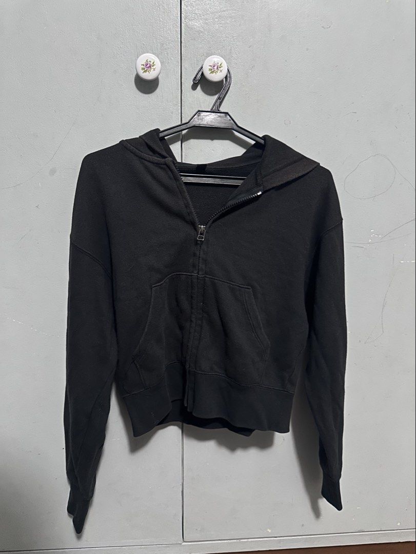 Uniqlo black jacket (Category: Coats, Jackets and Outerwear) located in Quezon City. Submitted by loontea (Listing ID 1462364069, Image 1). Description: Rfs: declutter Size: XS W: 18 L: 18.5 📍QC, commonwealth MOP: GCASH MOD: Lalamove, grab (you will do the booking, sf paid by buyers).