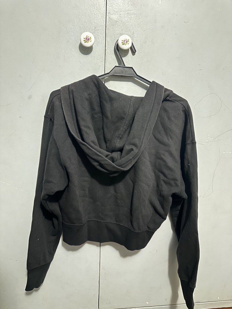 Uniqlo black jacket (Category: Coats, Jackets and Outerwear) located in Quezon City. Submitted by loontea (Listing ID 1462364069, Image 2). Description: Rfs: declutter Size: XS W: 18 L: 18.5 📍QC, commonwealth MOP: GCASH MOD: Lalamove, grab (you will do the booking, sf paid by buyers).