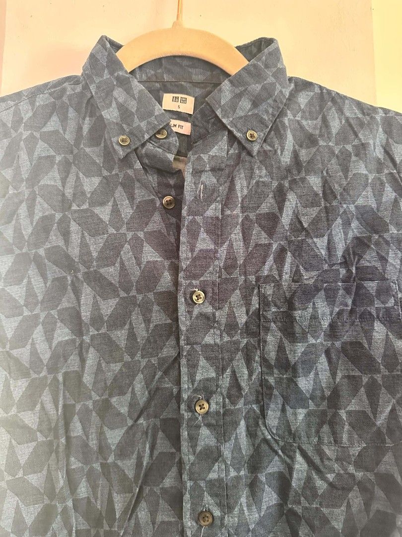 Uniqlo Buttondown Blue Shirt (Category: Tshirts & Polo Shirts ) located in Legazpi City. Submitted by aprilluxefinds (Listing ID 1462290376, Image 2). Description: Uniqlo Buttondown Shirt Slim fit Size small Cotton material Blue color.