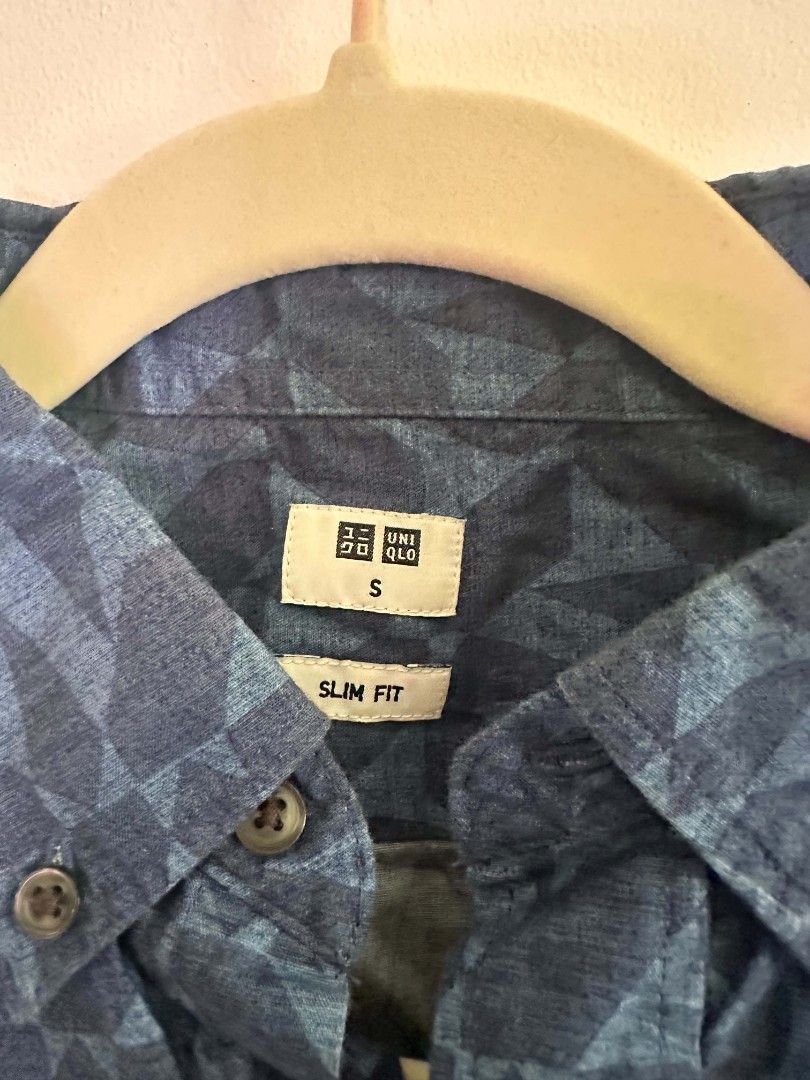 Uniqlo Buttondown Blue Shirt (Category: Tshirts & Polo Shirts ) located in Legazpi City. Submitted by aprilluxefinds (Listing ID 1462290376, Image 3). Description: Uniqlo Buttondown Shirt Slim fit Size small Cotton material Blue color.