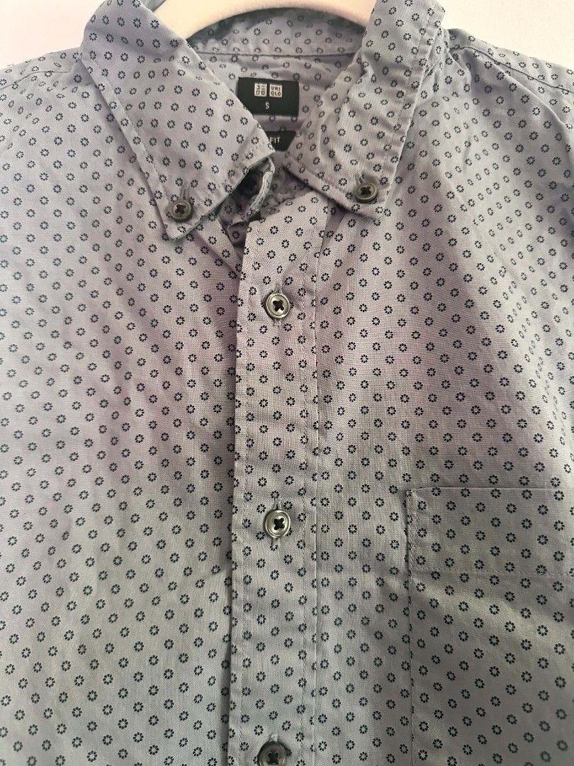 Uniqlo Buttondown Printed Shirt (Category: Tshirts & Polo Shirts ) located in Legazpi City. Submitted by aprilluxefinds (Listing ID 1462289765, Image 2). Description: Uniqlo Buttondown Shirt Slim fit Size small Cotton material.