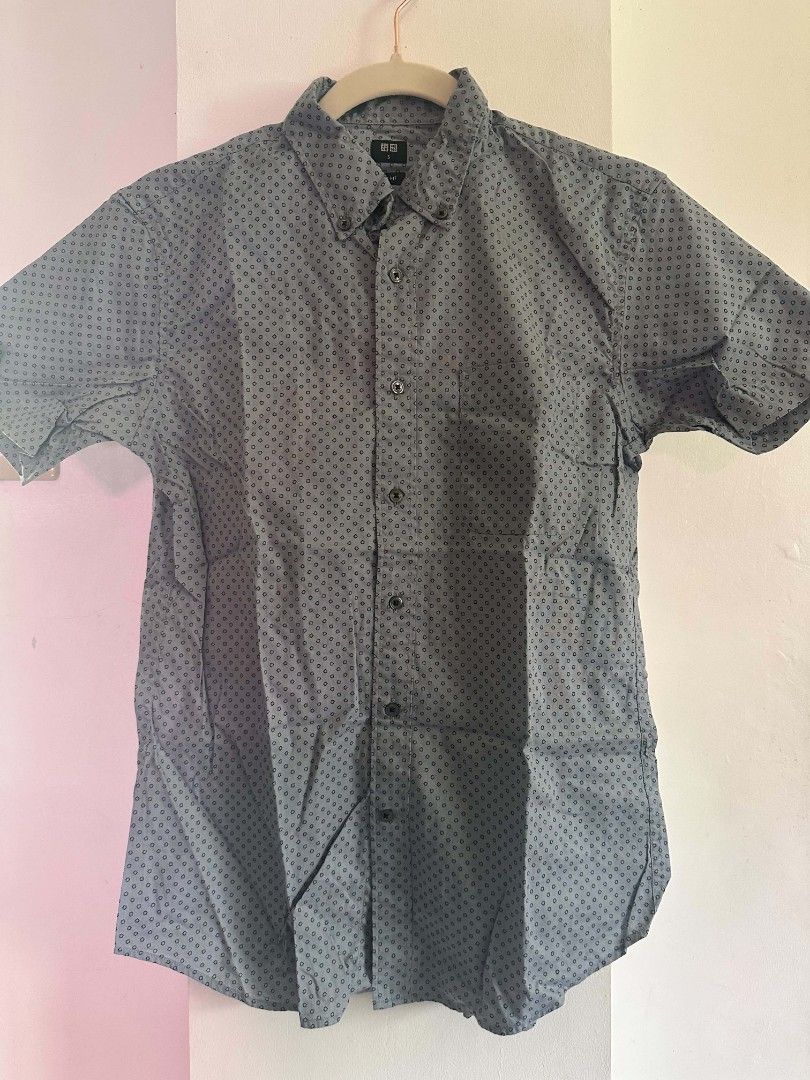Uniqlo Buttondown Printed Shirt (Category: Tshirts & Polo Shirts ) located in Legazpi City. Submitted by aprilluxefinds (Listing ID 1462289765, Image 1). Description: Uniqlo Buttondown Shirt Slim fit Size small Cotton material.