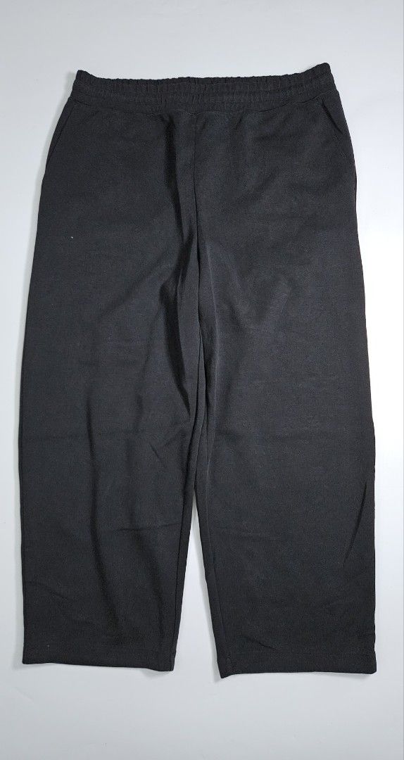 Uniqlo C Black sweatpants (Category: Joggers) located in Alfonso. Submitted by jbcamet (Listing ID 1462415227, Image 1). Description: - Uniqlo Black Jogger Pants - Size: XXL (fits waist 100-108cm) - Material: Polyester & Cotton Blend - Features: Elastic waistband with drawstring, side pockets - Perfect for: Comfortable everyday wear - Origin: Made in China.