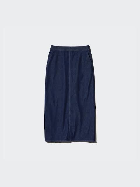 Uniqlo denim fitted skirt (Category: Skirts) located in Lucena. Submitted by mademoisellemd (Listing ID 1462324653, Image 1). Description: Uniqlo denim fitted skirt, a line/pencil cut .