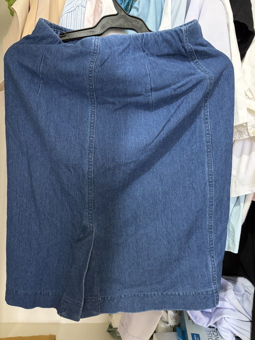 Uniqlo denim fitted skirt (Category: Skirts) located in Lucena. Submitted by mademoisellemd (Listing ID 1462324653, Image 2). Description: Uniqlo denim fitted skirt, a line/pencil cut .