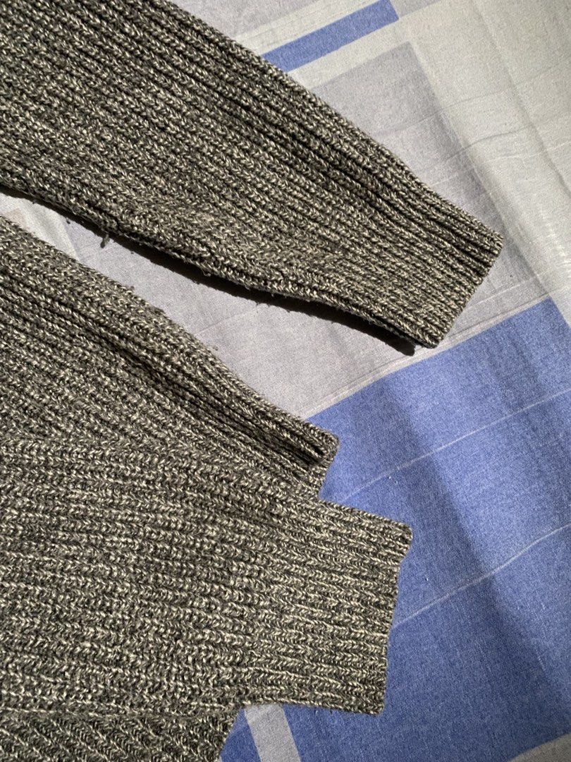 Uniqlo grey knitted sweater (Category: Formal Shirts) located in Manila. Submitted by rick0. (Listing ID 1462358652, Image 3). Description: Length 26 Width 20 no issues, in excellent condition 10/10 color rate ₱400+sf JNT/ LALAMOVE/ PICK UP MUNTINLUPA 📌 .