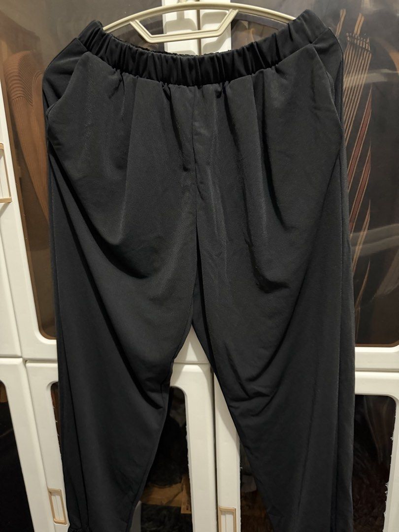 Uniqlo Jogger Pants (Category: Other Bottoms) located in Lipa City. Submitted by jenragragio (Listing ID 1462363735, Image 2). Description: Uniqlo Jogger Pants Black Size Medium Fits Medium to Large.