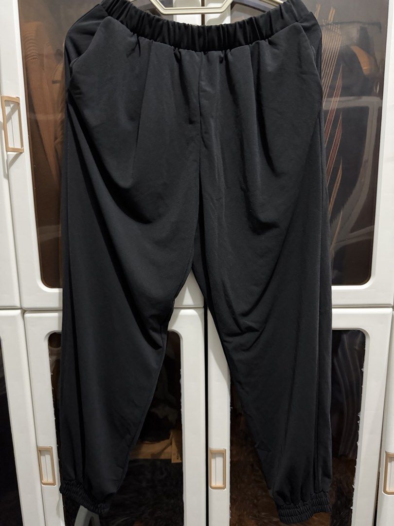 Uniqlo Jogger Pants (Category: Other Bottoms) located in Lipa City. Submitted by jenragragio (Listing ID 1462363735, Image 1). Description: Uniqlo Jogger Pants Black Size Medium Fits Medium to Large.