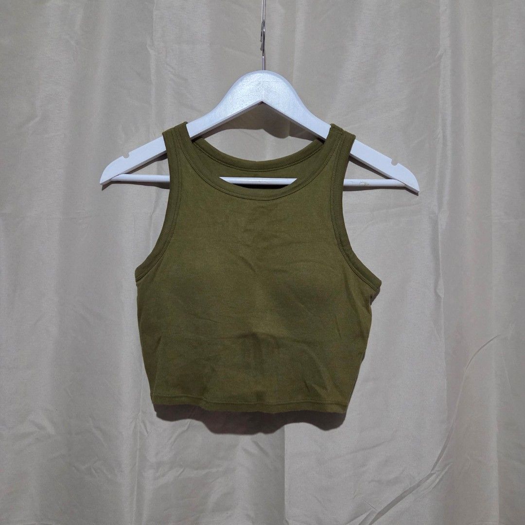 UNIQLO PADDED RIBBED (Category: Sleeveless) located in Santiago. Submitted by fromboxes (Listing ID 1462264621, Image 1). Description: Like new Ships thru J&T Isabela North Luzon Shipping Nationwide No rush shipping 😊😊.
