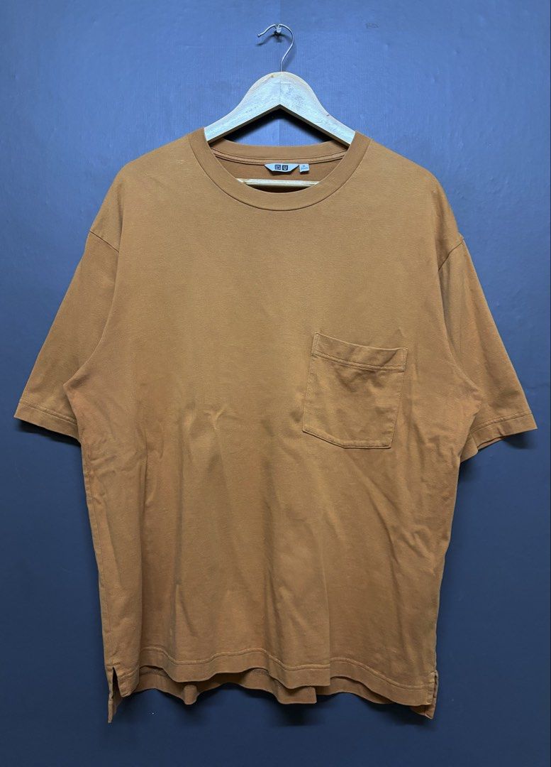 Uniqlo Pocket Tee (Category: Tshirts & Polo Shirts ) located in Cavite. Submitted by staythrifted.23 (Listing ID 1462267490, Image 1). Description: Uniqlo Pocket Tee ( Choco Brown ) Size : X Large on 🏷️ Dimes : Lenght 27.5/28 Width 24 Condition : Like new Color rate : 9.9/10 Color may vary due to lighting Issue : ❌ Loc. Cavite We ship nationwide Payment first .