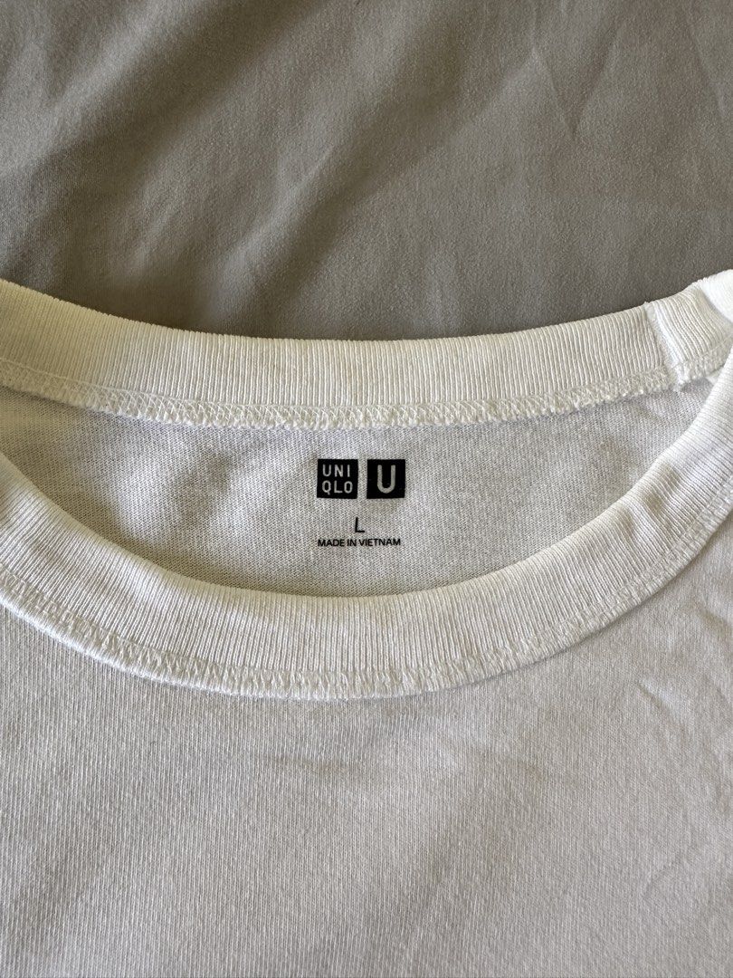 Uniqlo White Shirt (L) (Category: Tshirts & Polo Shirts ) located in Muntinlupa City. Submitted by alabang__thrift (Listing ID 1462308754, Image 2). Description: .