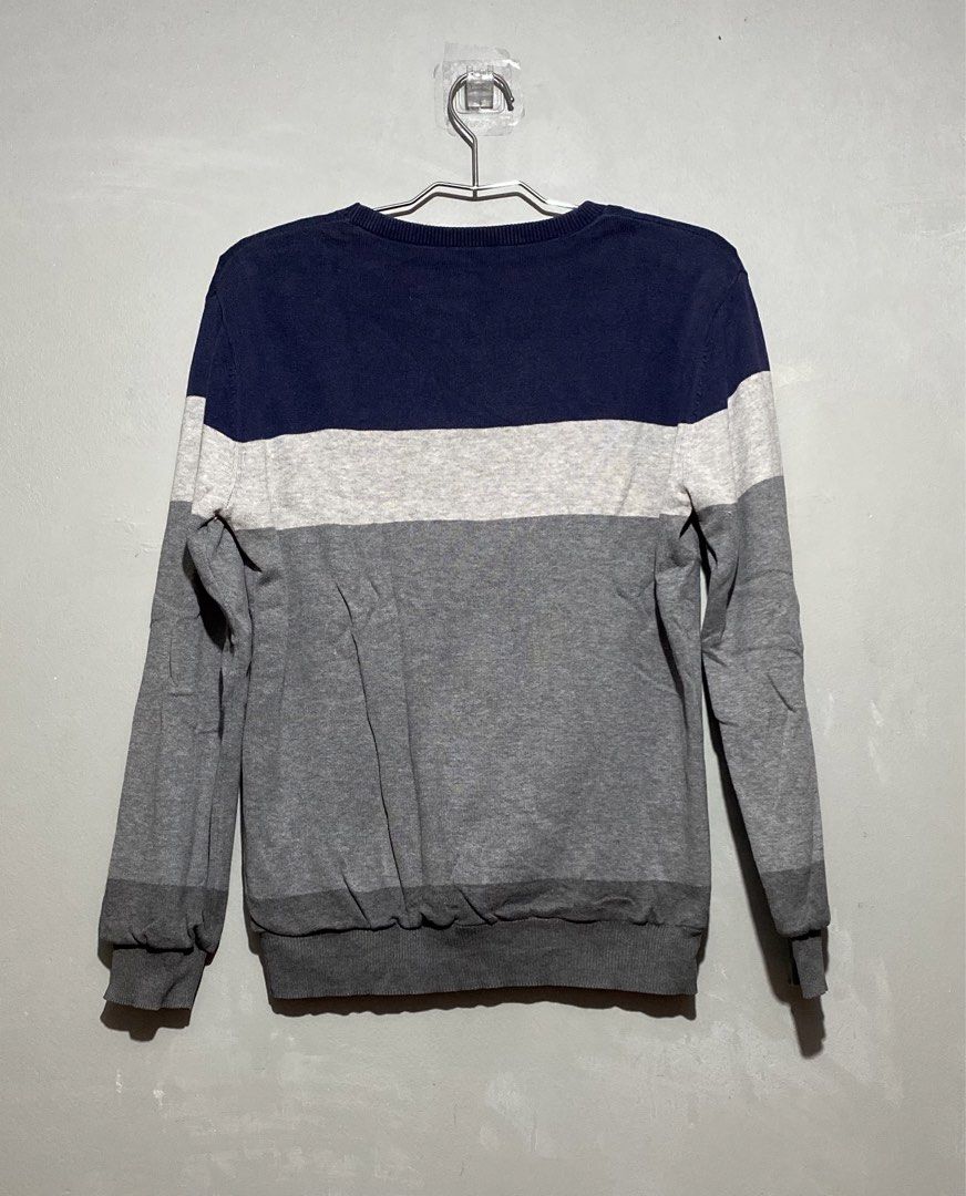Unisex Pullover (Category: Longsleeves) located in Mandaluyong City. Submitted by aiztyle (Listing ID 1462323239, Image 2). Description: Unisex Pullover Best fit Medium Measurement: Chest 20” Length 25” Super SALE Php100.00 only.