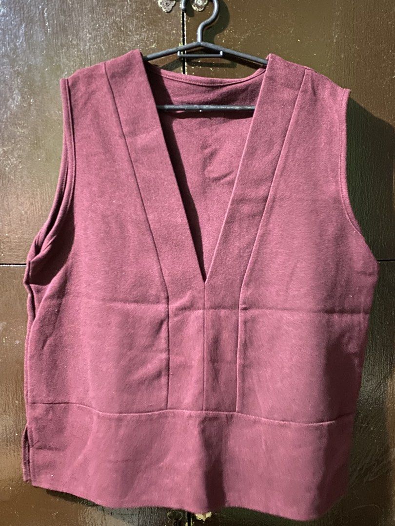 unisex vest (Category: Vests) located in Pasig City. Submitted by fionithrifts (Listing ID 1462317602, Image 1). Description: Unisex vest Size: s-m.