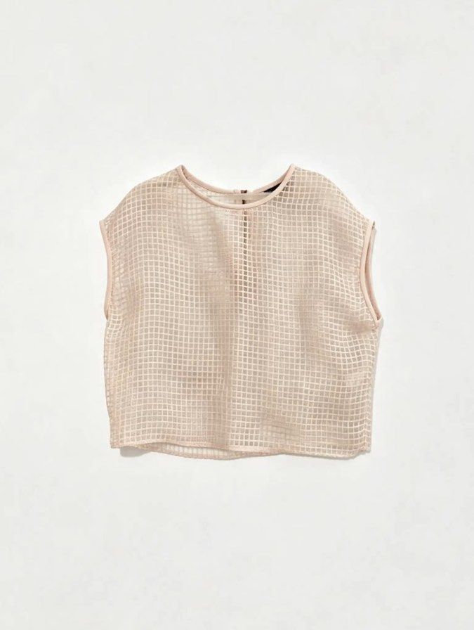 URBAN RENEWAL (Category: Blouses) located in Davao. Submitted by sart0ria85 (Listing ID 1462380025, Image 1). Description: Peach Flesh sheer top - Material: 100% Polyester Fiber MEDIUM. Size 6 EXCELLENT CONDITION (94/100).